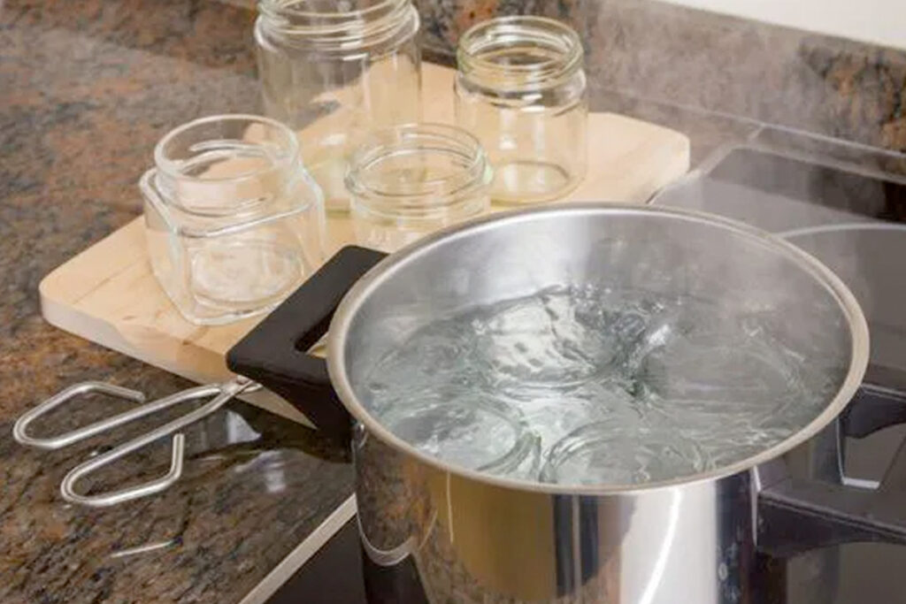 Glazen pot steriliseren