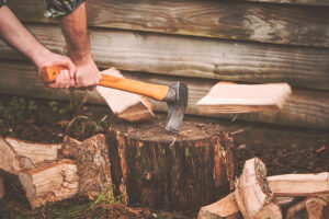 hout kloven met bijl