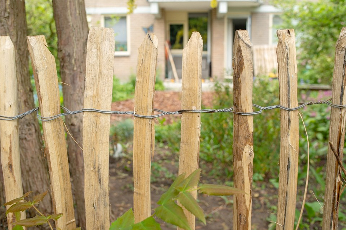 Kastanje hekwerk in de moestuin