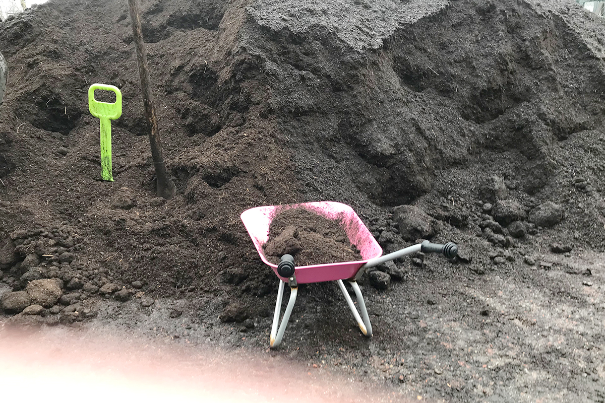 Wat is het verschil tussen compost en tuinaarde